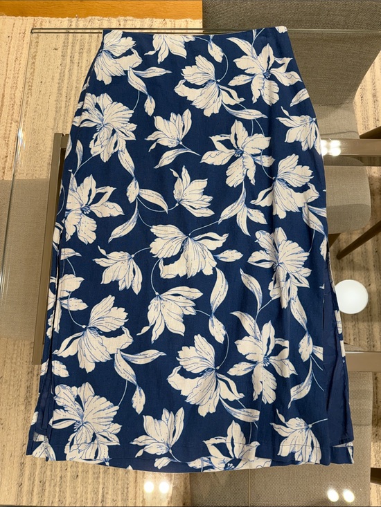 GAP Dresses & Skirts - Gap Navy Blue Floral A-Line Women’s Skirt. Side zip. 2 slits.